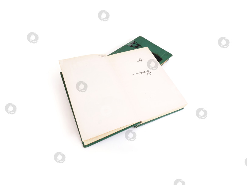 Скачать Стопка книг в цветных обложках с белыми листами, выделяющимися на белом фоне фотосток Ozero