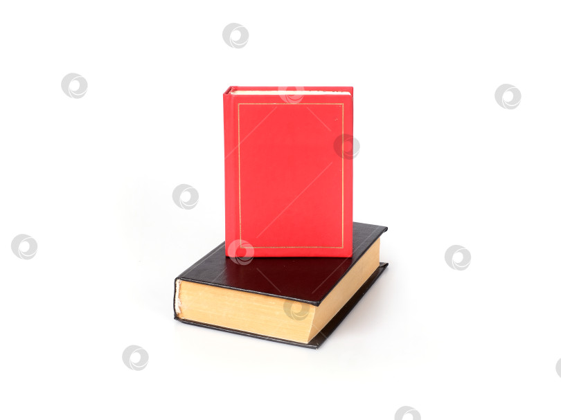Скачать Красные и черные книги, выделенные на белом фоне, уже готовы к печати. Чрезвычайно высокое разрешение фотосток Ozero
