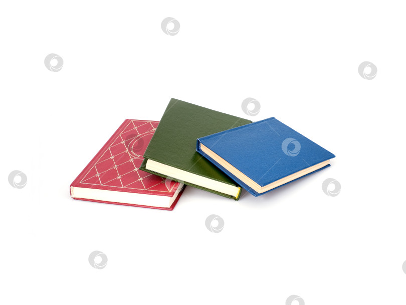 Скачать Стопка красных, зеленых и синих книг, выделенных на белом фоне фотосток Ozero