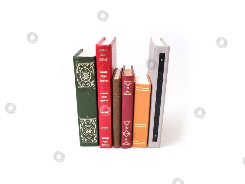 Скачать Стопка книг в цветных обложках с белыми листами, выделяющимися на белом фоне фотосток Ozero