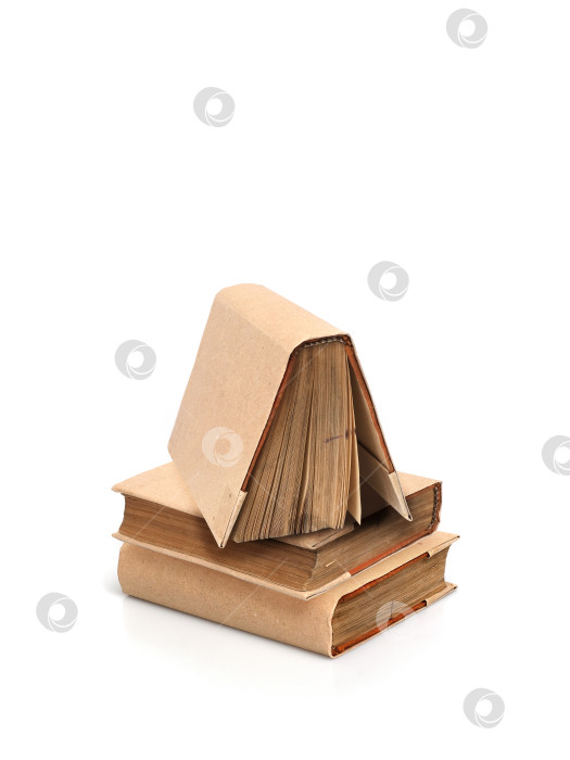 Скачать Стопка старых книг в крафтовой обложке с изолированными страницами на белом фоне фотосток Ozero