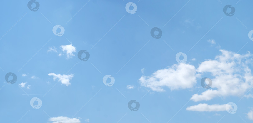 Скачать Изолированное голубое небо и белые облака в солнечный день фотосток Ozero