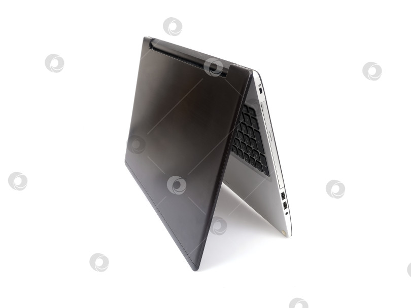 Скачать Современный ноутбук, частично открытый, на белом фоне, готовый к использованию. Чрезвычайно высокое разрешение фотосток Ozero