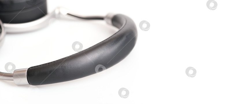 Скачать Черные беспроводные наушники, выделенные на белом фоне фотосток Ozero
