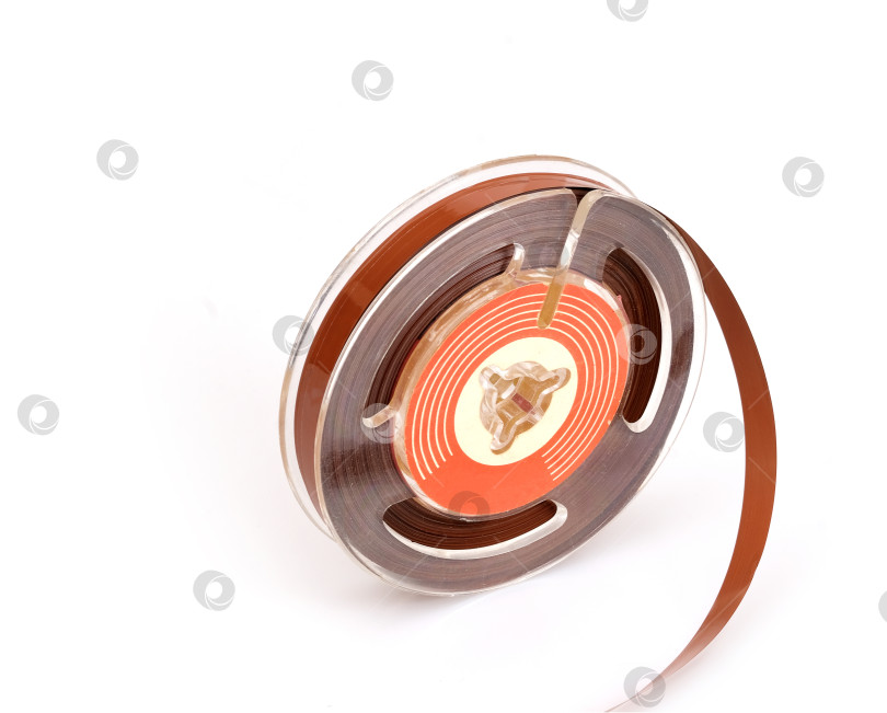 Скачать Винтажная катушка с магнитной лентой для видеокамеры или ретро-магнитофона, выделенная на белом фоне фотосток Ozero