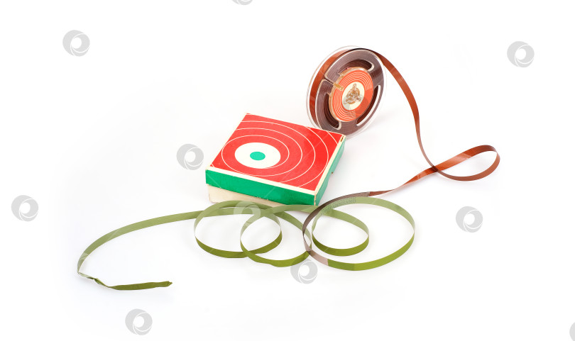 Скачать Винтажная катушка с магнитной лентой для видеокамеры или ретро-магнитофона, выделенная на белом фоне фотосток Ozero