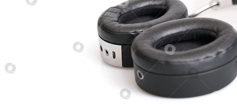 Скачать Черные беспроводные наушники, выделенные на белом фоне фотосток Ozero