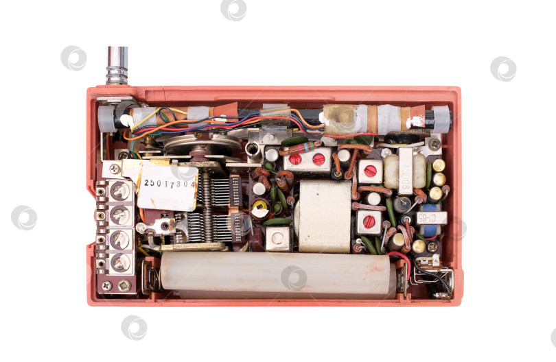 Скачать Винтажный электронный радиоприемник, выделенный на белом фоне: детальный вид изнутри фотосток Ozero
