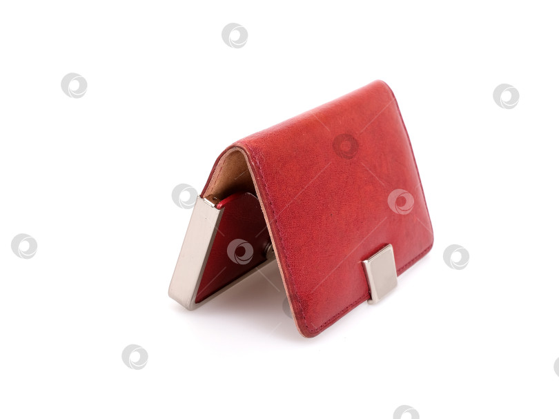 Скачать Красная кожаная визитница, выделенная на черном фоне фотосток Ozero