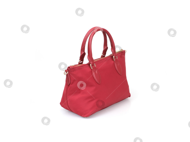 Скачать Элегантная красная женская сумка, выделяющаяся на белом фоне фотосток Ozero