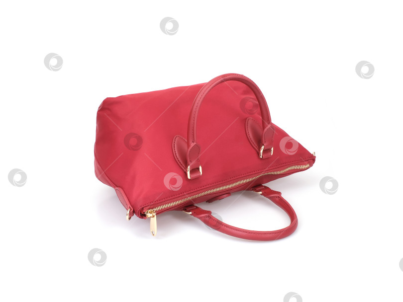 Скачать Элегантная красная женская сумка, выделяющаяся на белом фоне фотосток Ozero
