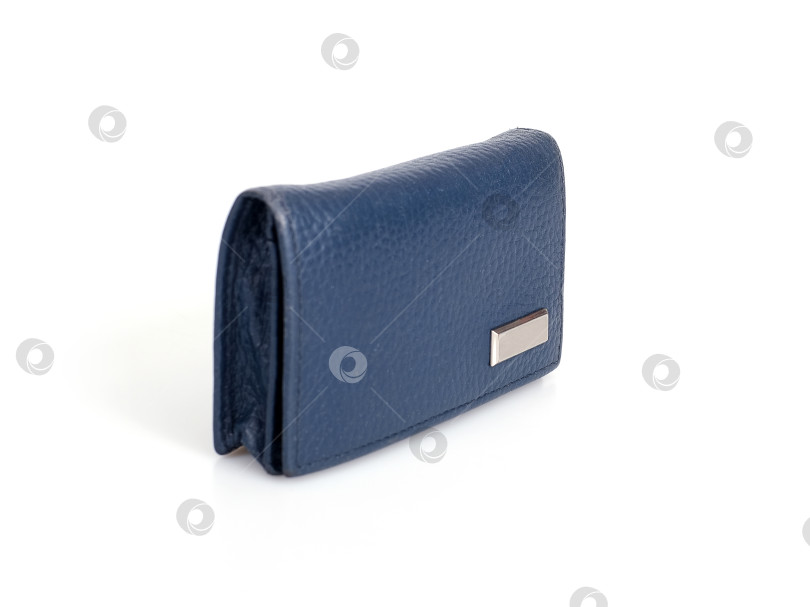 Скачать Синяя кожаная визитница, выделенная на черном фоне фотосток Ozero