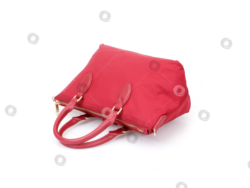 Скачать Элегантная красная женская сумка, выделяющаяся на белом фоне фотосток Ozero