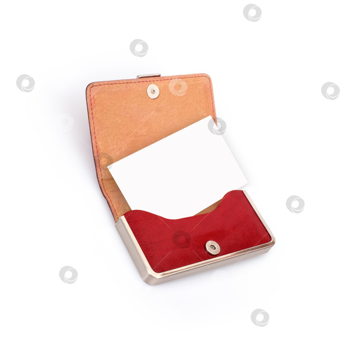 Скачать Красная кожаная визитница и пустой шаблон визитной карточки, выделенные на черном фоне фотосток Ozero