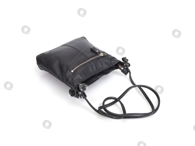 Скачать Элегантная черная женская сумка через плечо, выделяющаяся на белом фоне фотосток Ozero