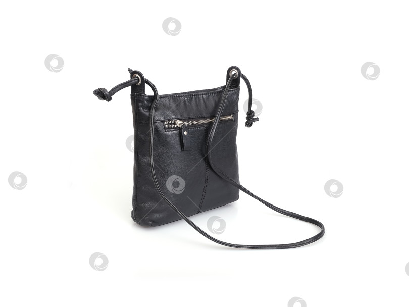 Скачать Элегантная черная женская сумка через плечо, выделенная на белом фоне фотосток Ozero