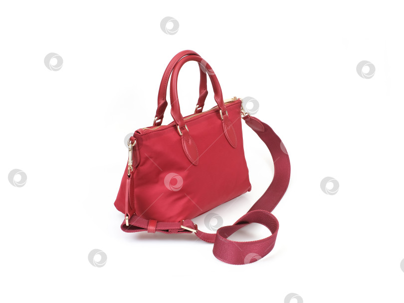 Скачать Элегантная красная женская сумка, выделяющаяся на белом фоне фотосток Ozero
