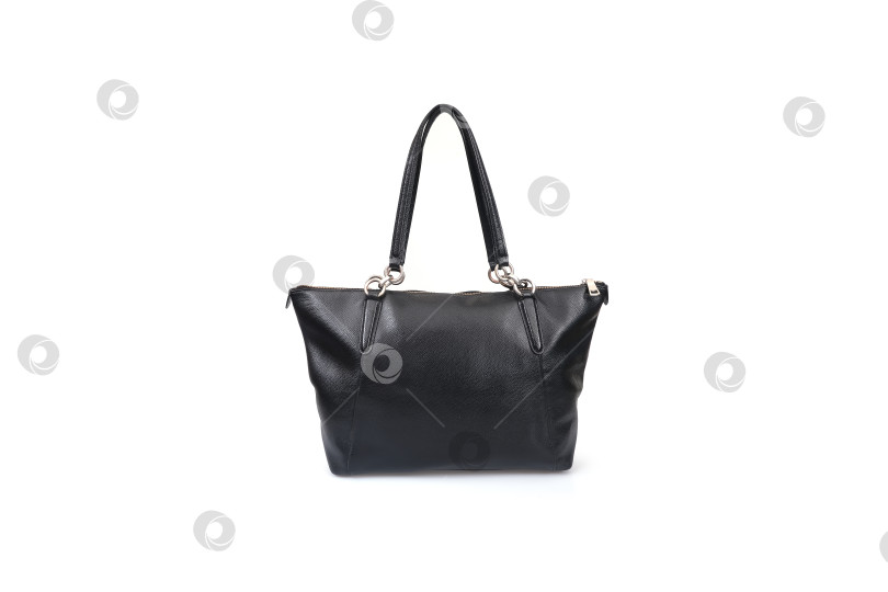 Скачать Элегантная черная сумка с золотым замком, выделяющимся на белом фоне фотосток Ozero