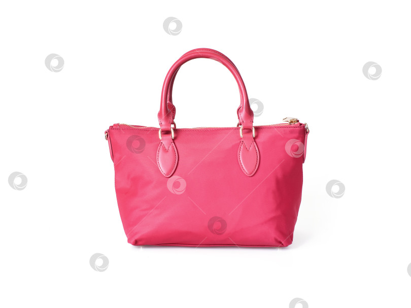 Скачать Элегантная красная женская сумка, выделяющаяся на белом фоне фотосток Ozero