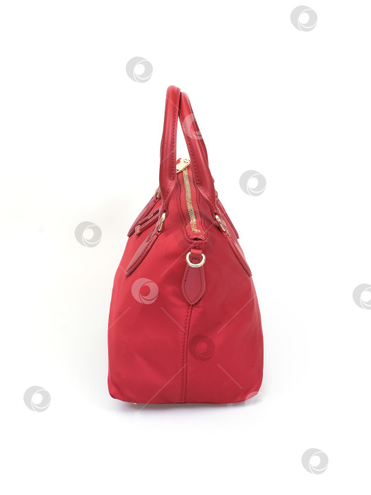Скачать Элегантная красная женская сумка, выделяющаяся на белом фоне фотосток Ozero