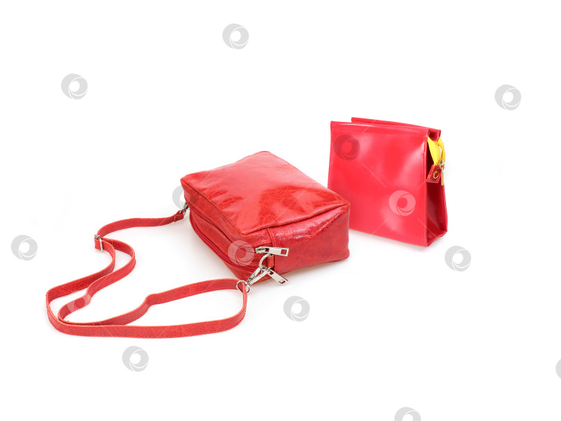 Скачать Элегантная красная женская сумка через плечо, выделенная на белом фоне фотосток Ozero
