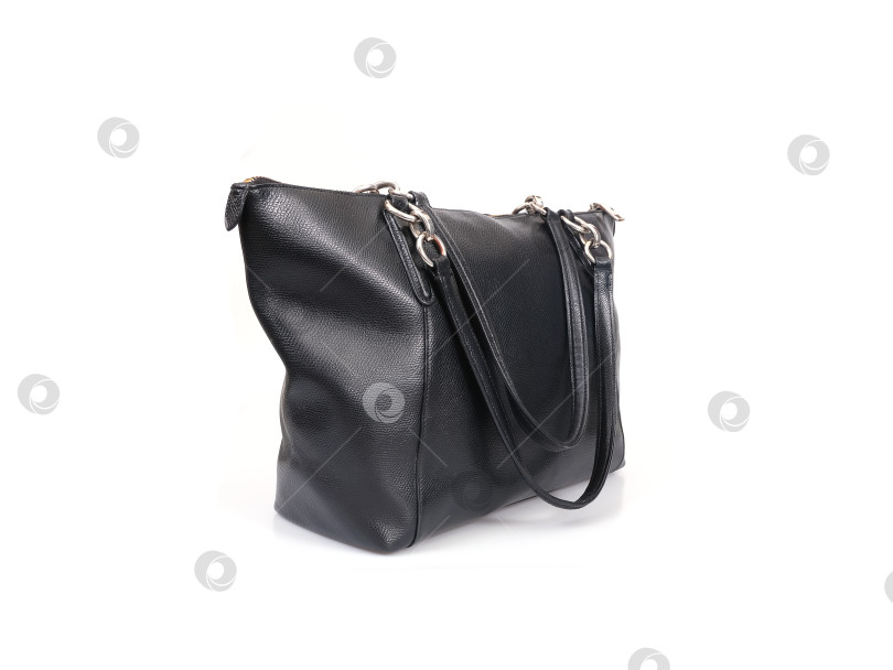 Скачать Элегантная черная сумка с золотым замком, выделяющимся на белом фоне фотосток Ozero