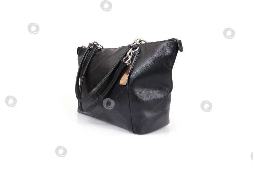 Скачать Элегантная черная сумка с золотым замком, выделяющимся на белом фоне фотосток Ozero