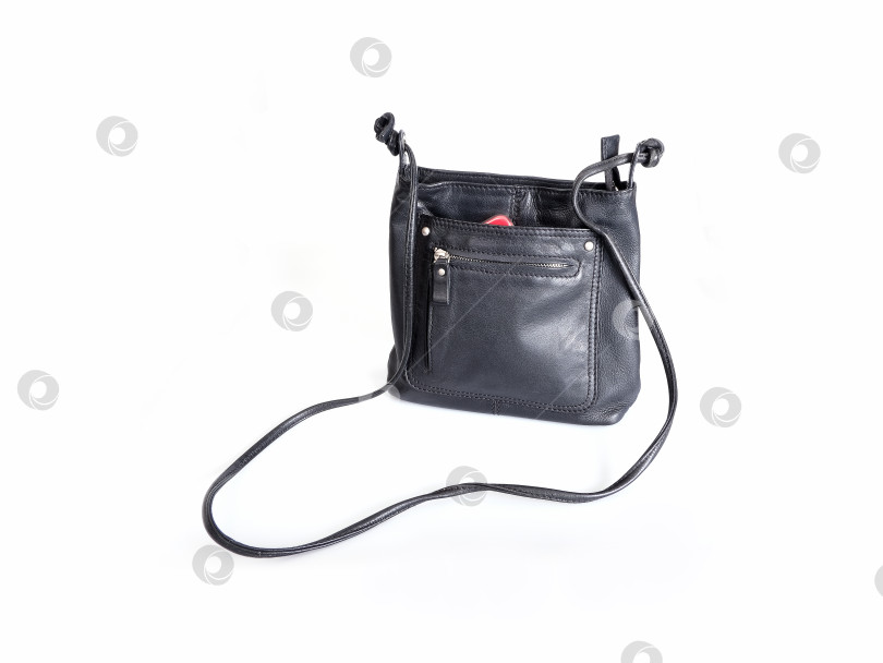 Скачать Элегантная черная женская сумка через плечо, выделенная на белом фоне фотосток Ozero