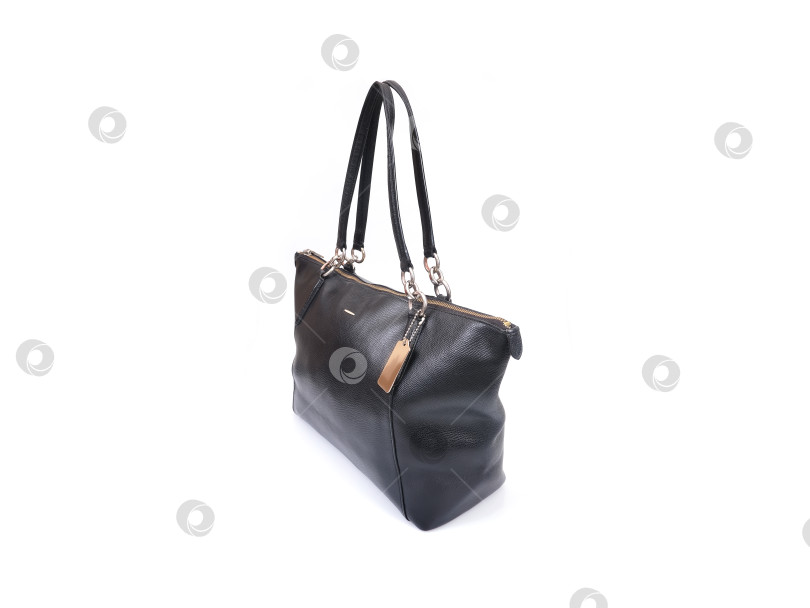 Скачать Элегантная черная сумка с золотым замком, выделяющимся на белом фоне фотосток Ozero