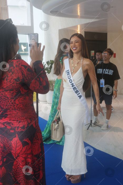 Скачать Пхукет, Таиланд, 9 ноября 2025 года: участницы конкурса "Мисс Вселенная-2025" позируют фотографам, блогерам и гостям на курорте Kora Beach Resort Phuket фотосток Ozero