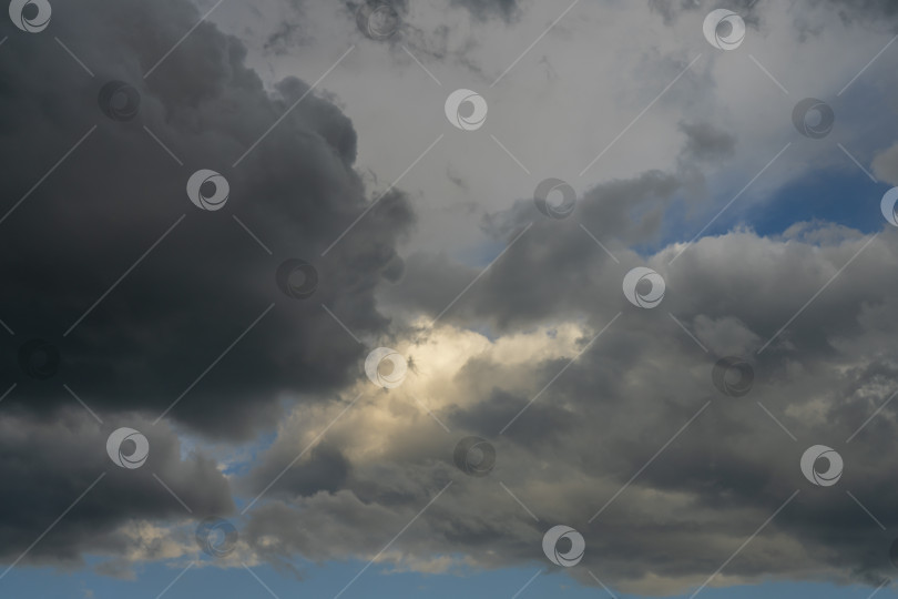 Скачать дождевые облака на небе с голубым небом и солнечным светом фотосток Ozero