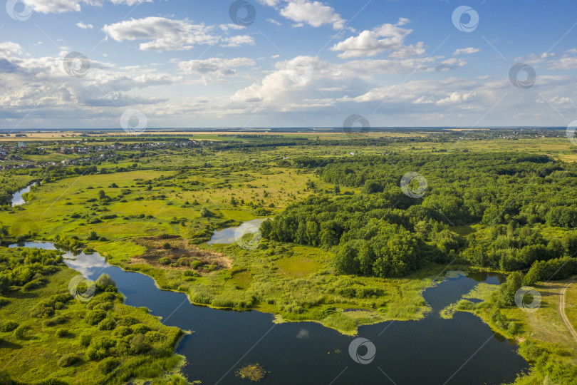 Скачать вид с высоты птичьего полета на изгибы реки, луга и поля фотосток Ozero