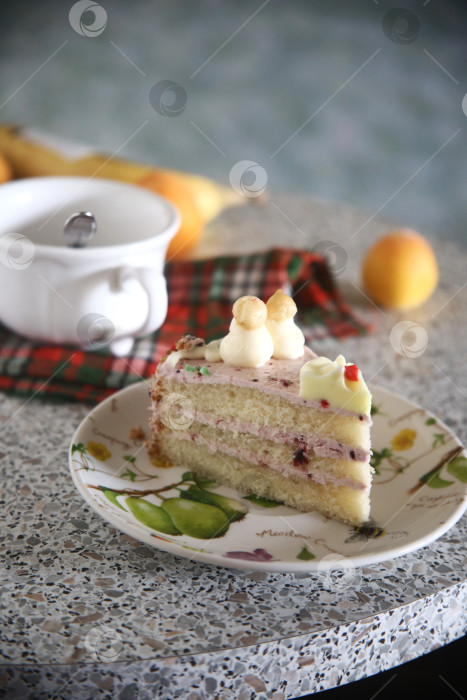 Скачать Кусок бисквитного торта с кремом на столе фотосток Ozero