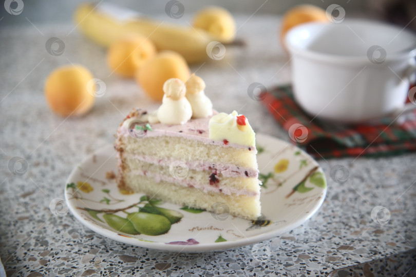 Скачать Кусок торта с кремом фотосток Ozero