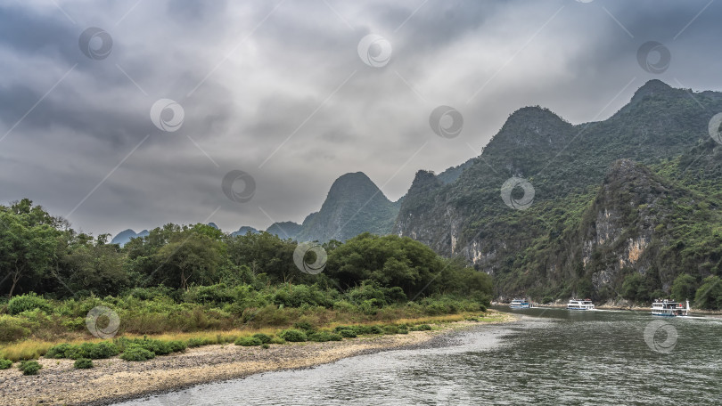 Скачать По извилистому руслу живописной реки одно за другим проплывают туристические суда. фотосток Ozero