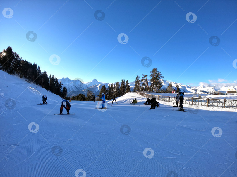 Скачать Горнолыжный курорт Архыз. Начало спуска с высоты 2240 метров фотосток Ozero