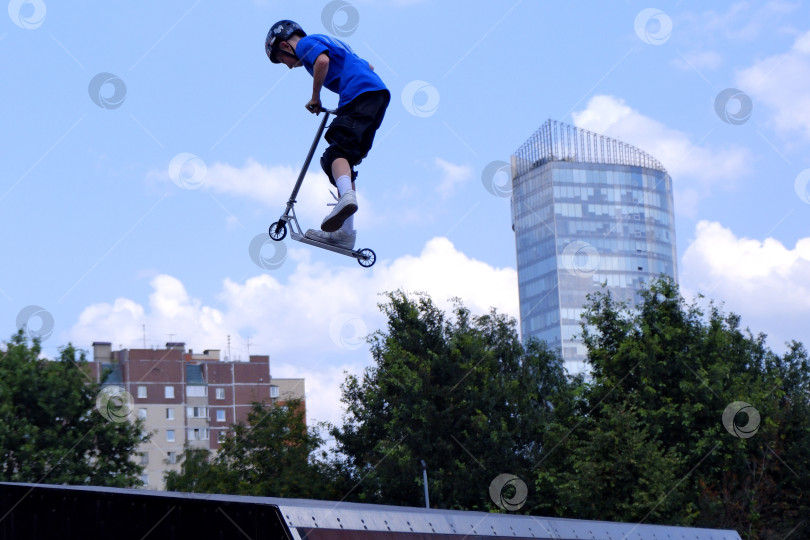 Скачать Скайтреты на тренировочной площадке. Трюки в воздухе. фотосток Ozero
