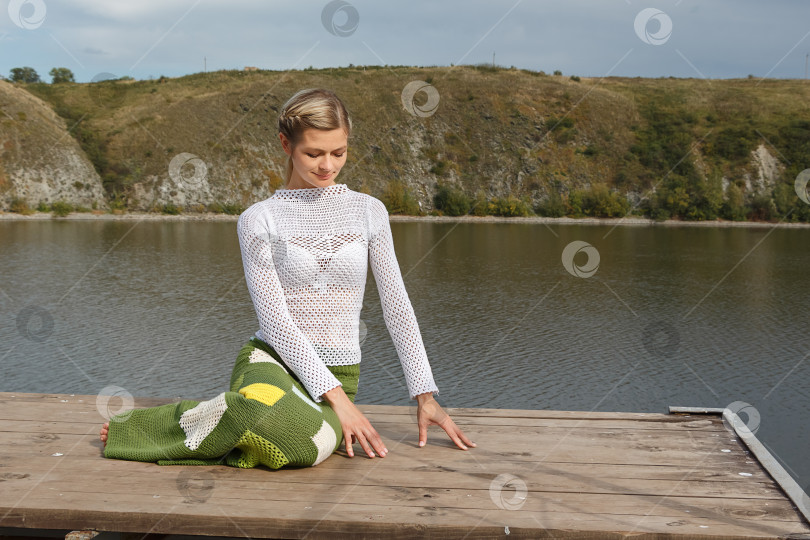 Скачать на берегу большой реки фотосток Ozero