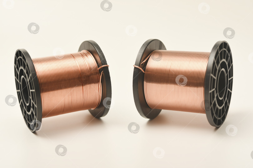Скачать Медные катушки на белом фоне. Медный провод для электроники. Чистая медь. фотосток Ozero