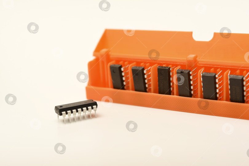 Скачать Микросхемы в пластиковом корпусе. Интегральные схемы в пластиковом корпусе для хранения. Электронные микросхемы. фотосток Ozero