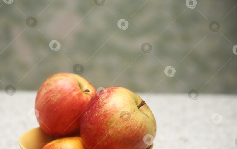 Скачать Красные яблоки в тарелке фотосток Ozero