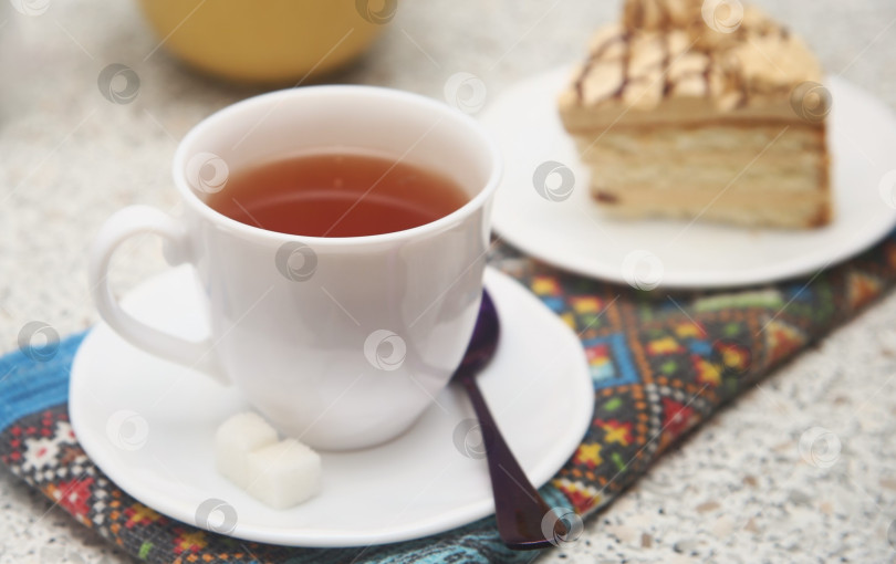 Скачать Чашка чая и Кусок бисквитного торта фотосток Ozero