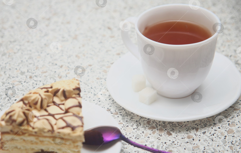 Скачать Кусок карамельного торта и чашка чая фотосток Ozero