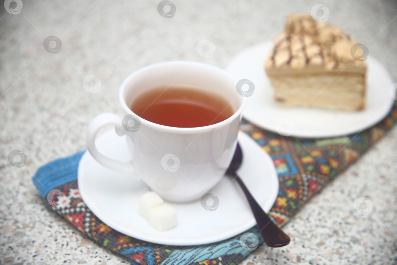 Скачать Черный чай в чашке и кусок торта фотосток Ozero
