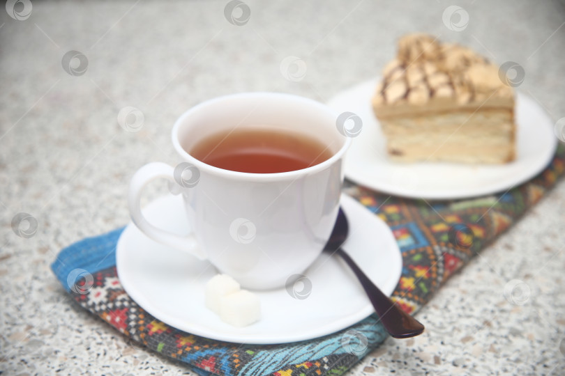 Скачать Черный чай в чашке и кусок торта фотосток Ozero