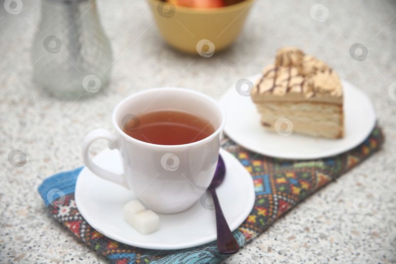 Скачать Черный чай в чашке с сахаром рафинадом фотосток Ozero