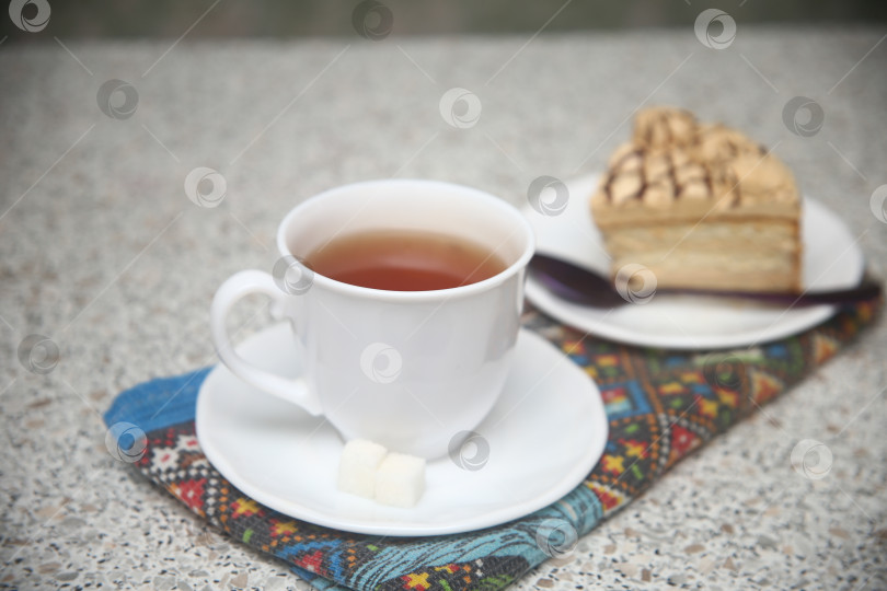 Скачать Черный чай в чашке с сахаром фотосток Ozero