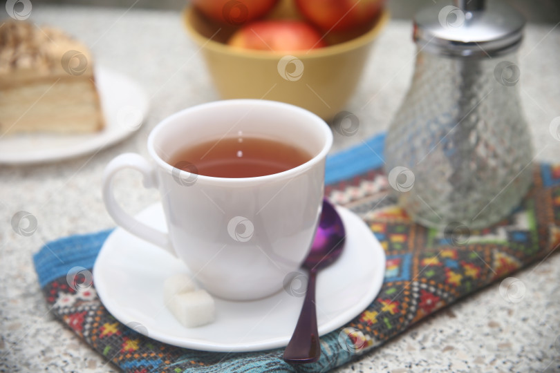 Скачать Черный чай в чашке с сахаром и кусок торта фотосток Ozero