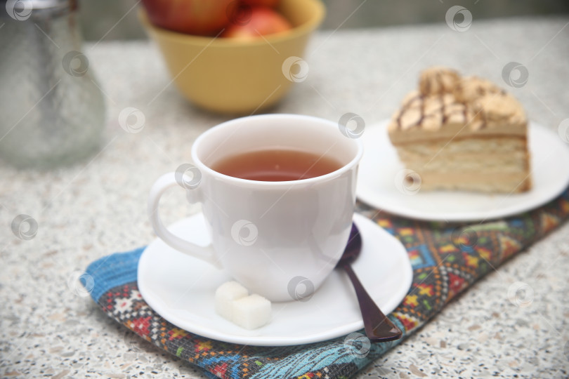 Скачать Черный чай в чашке с сахаром фотосток Ozero