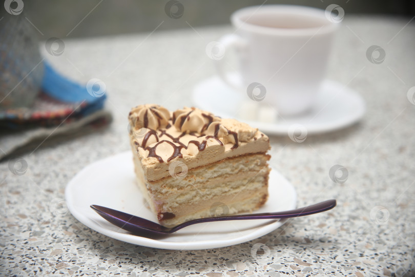 Скачать Кусок торта с карамелью и шоколадом фотосток Ozero